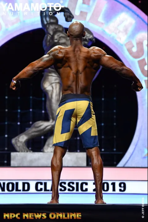Antony Bessala de dos sur la scene de l'Arnold Classic 2019