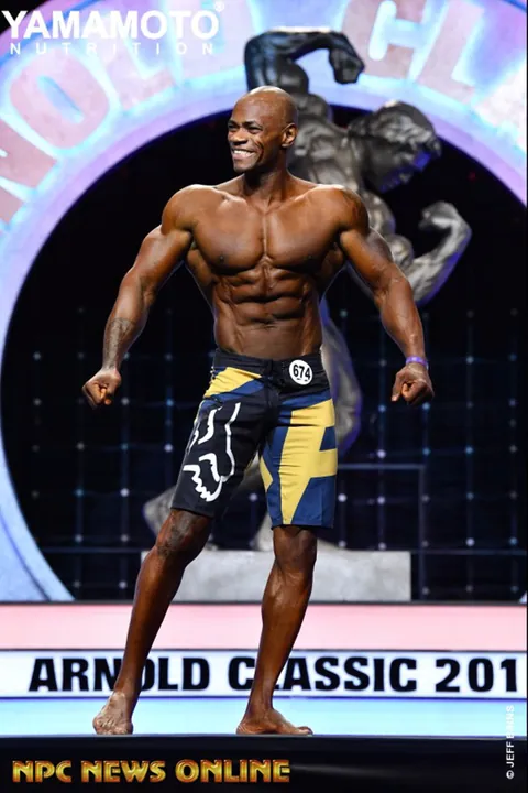 Antony Bessala souriant, pose detendue, sur la scene de l'Arnold Classic 2019
