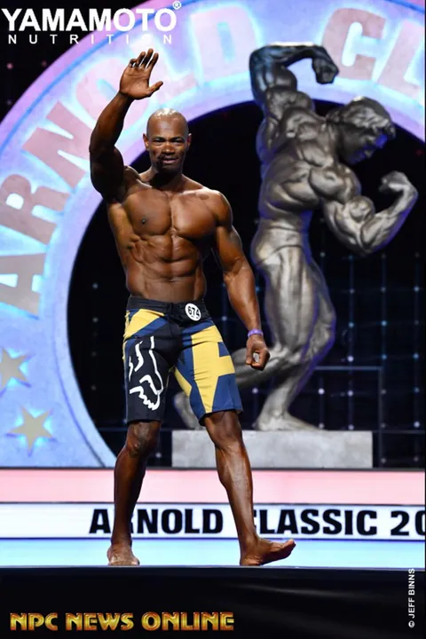 Antony Bessala saluant le public sur la scene de l'Arnold Classic 2019