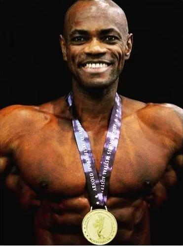 Antony Bessala souriant avec la medaille de l'Arnold Sports Festival Australie