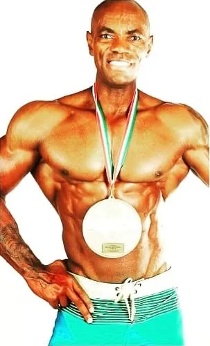 Antony Bessala portant une medaille Olympia Amateur sur fond blanc