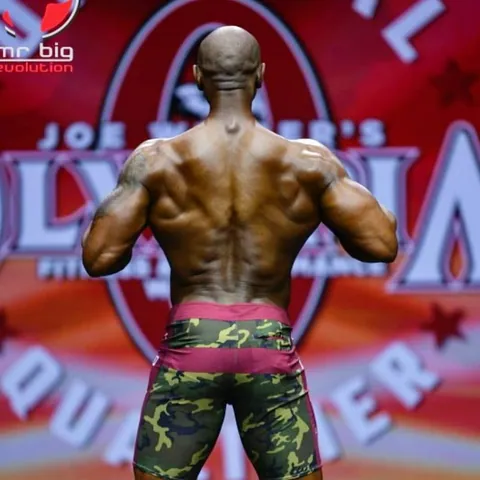 Antony Bessala de dos devant le decor du Mr Big Evolution, qualificatif Olympia