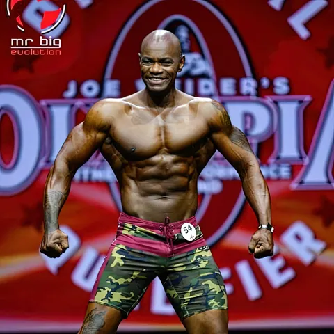 Antony Bessala en short camouflage sur la scene du Mr Big Evolution, qualificatif Olympia