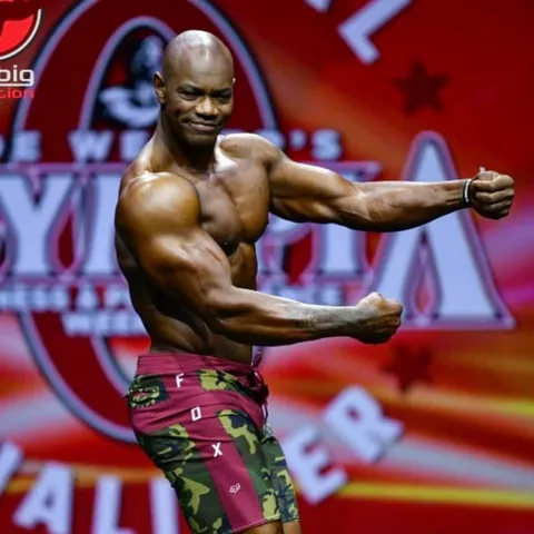 Antony Bessala en pose de profil au Mr Big Evolution, qualificatif Olympia