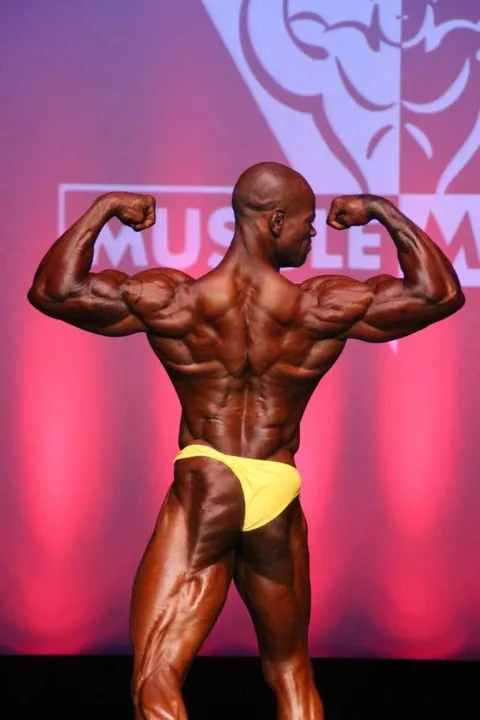 Antony Bessala sur la scene Musclemania Pro : double biceps de dos