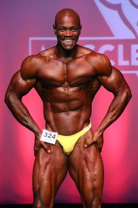 Antony Bessala sur la scene Musclemania Pro : ecartement des dorsaux de face, numero 324