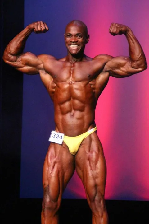 Antony Bessala sur la scene Musclemania Pro : double biceps de face, numero 324